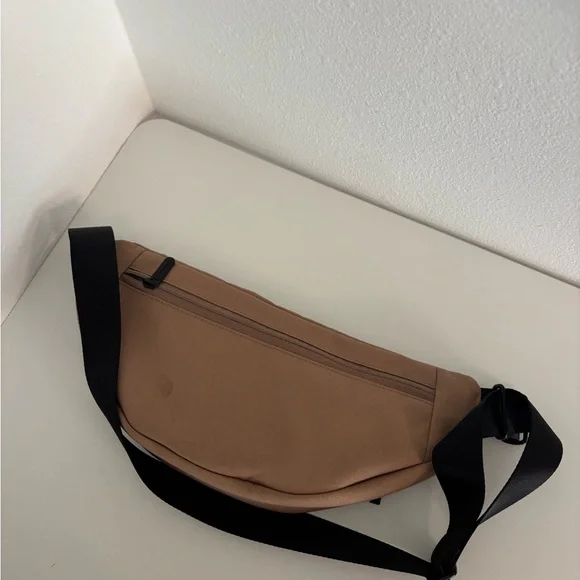 Everlane Renew Transit Fanny Pack crossbody in tan - Picture 6 of 9